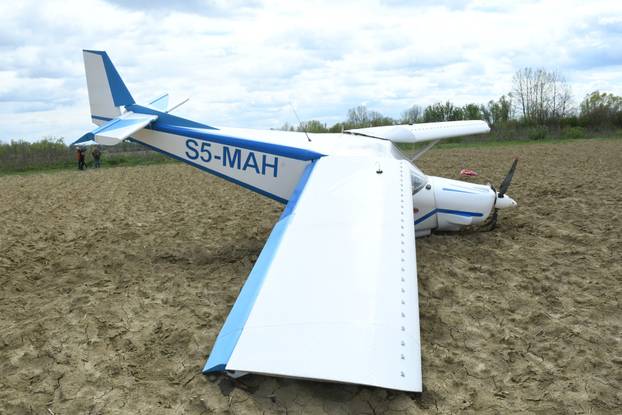 Srušio se mali avion kod Siska, pilot prošao bez ozljeda