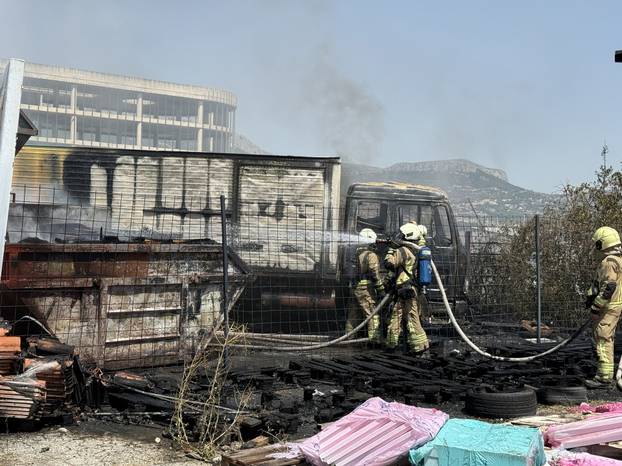 Split: Izbio požar na Stinicama, gorjelo smeće i vozilo