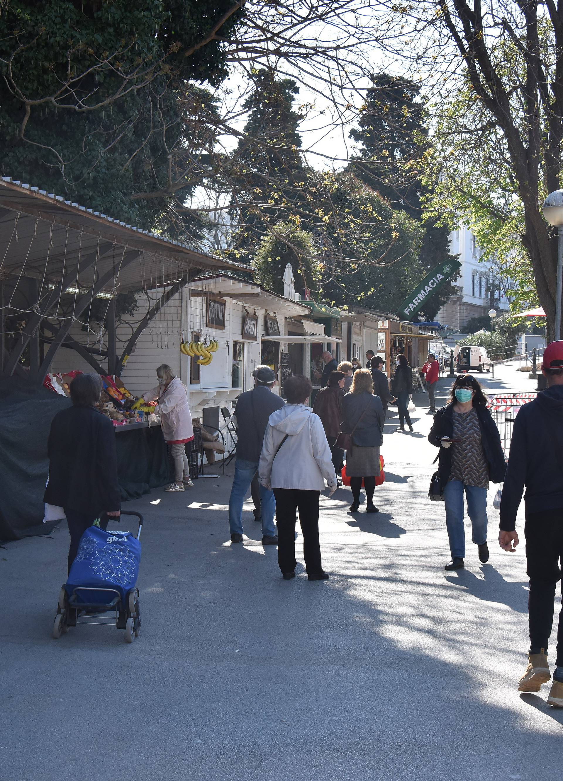 Prvi dan na tržnicama: Gužva i  redovi, teško je držati mjere