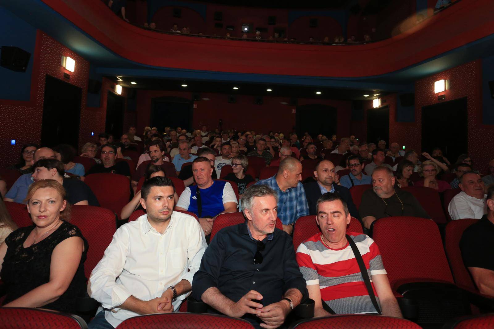 Osijek: Premijera filma "Glavu dole, ruke na leÄa" u kinu Urania