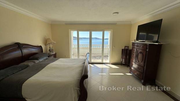 FOTO Iz kuće u more! Ova vila prvi red do mora ima konobu i vinoteku, a evo koliko košta