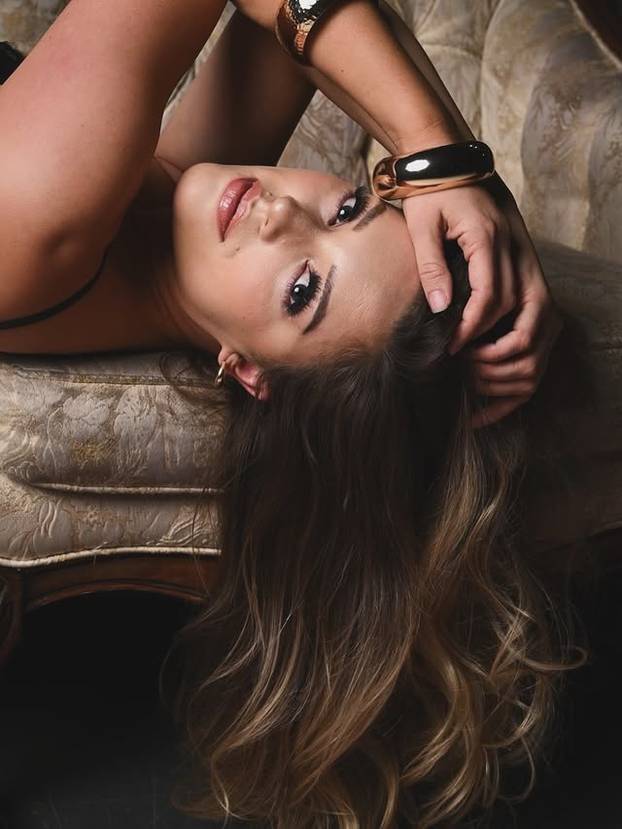 FOTO Ovo je najseksi pekarica koju ćete danas vidjeti: Mijesi tijesto i osvaja izgledom