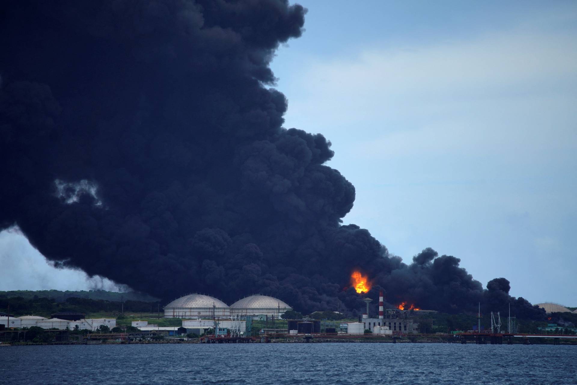 Major fire spreads at Cuban fuel storage facility hit by lightning