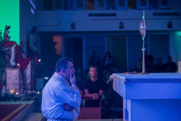 Split: U crkvi Srca Isusova održano je klanjanje za mlade kao odgovor na Noć vještica