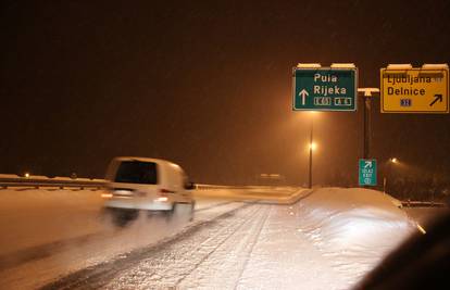 Gust snijeg otežava ionako slab promet autocestom A6