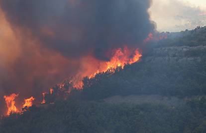 Gori na Braču i Korčuli: Požar u Ostrovici približio se kućama