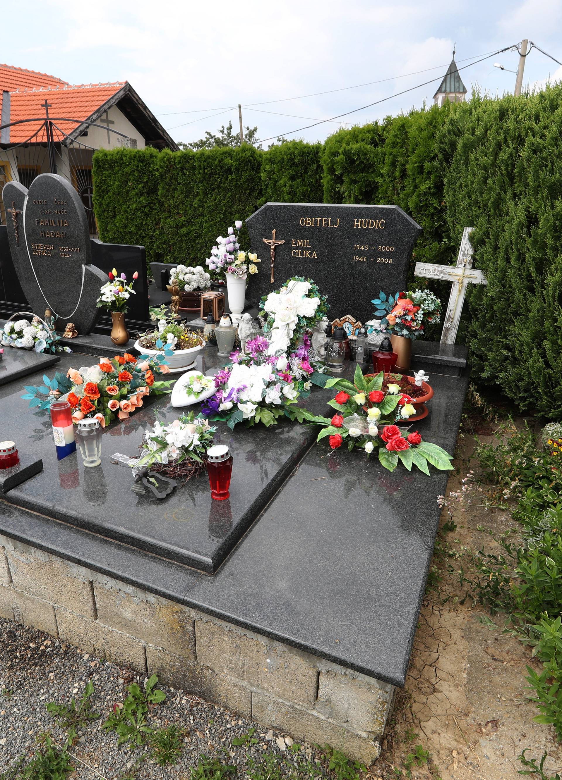 Obitelji Koradeovih žrtava: Ubojici spomenik, a nama bol