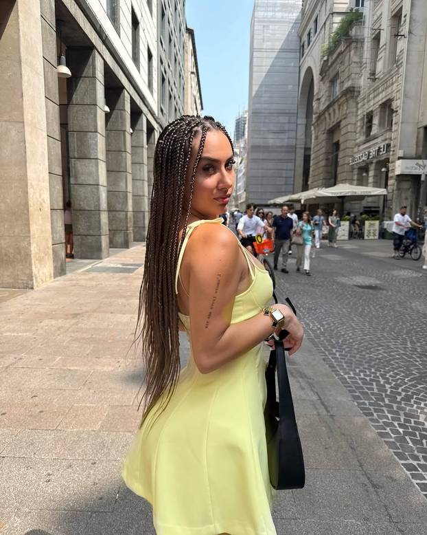 FOTO Twerkerica Sarah svoje je obline pokazala u tangicama...