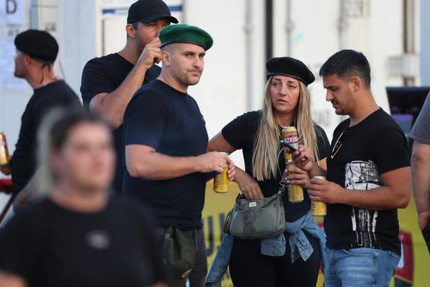 Sinj: Thompsonovi obožavatelji čekaju početak koncerta na hipodromu