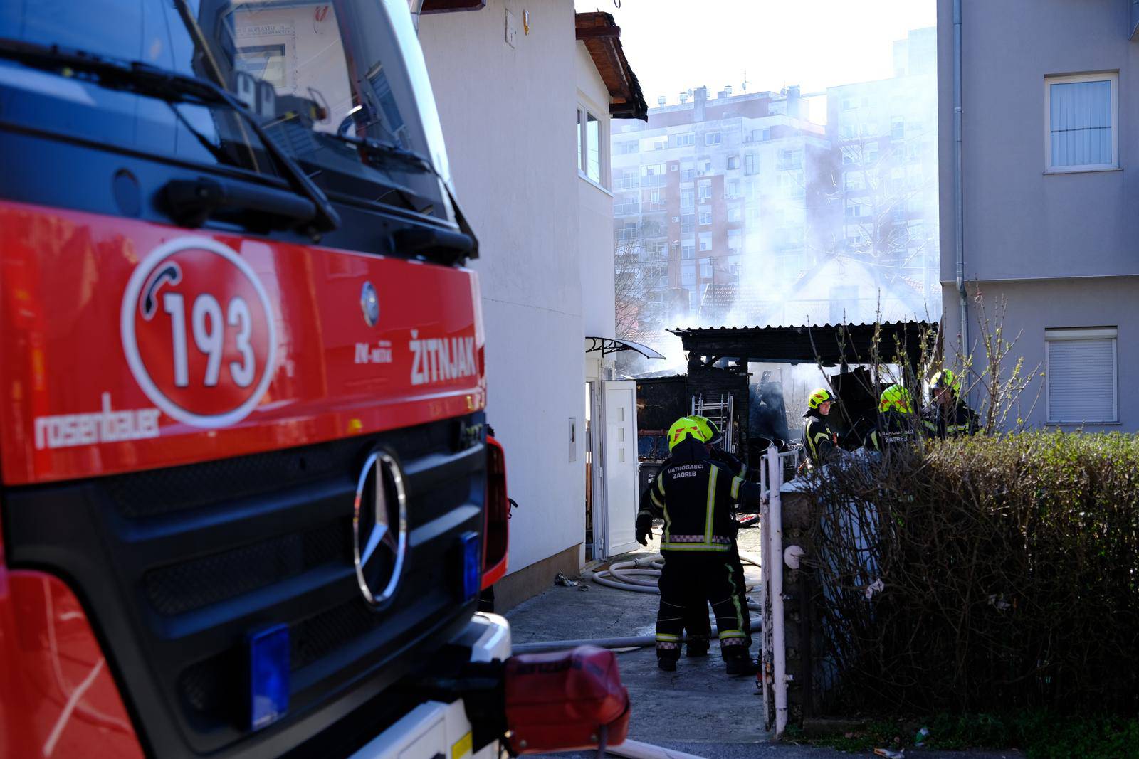 Zagreb: Vatrogasci intervenirali zbog požara koji je izbio u garaži na Ferenščici