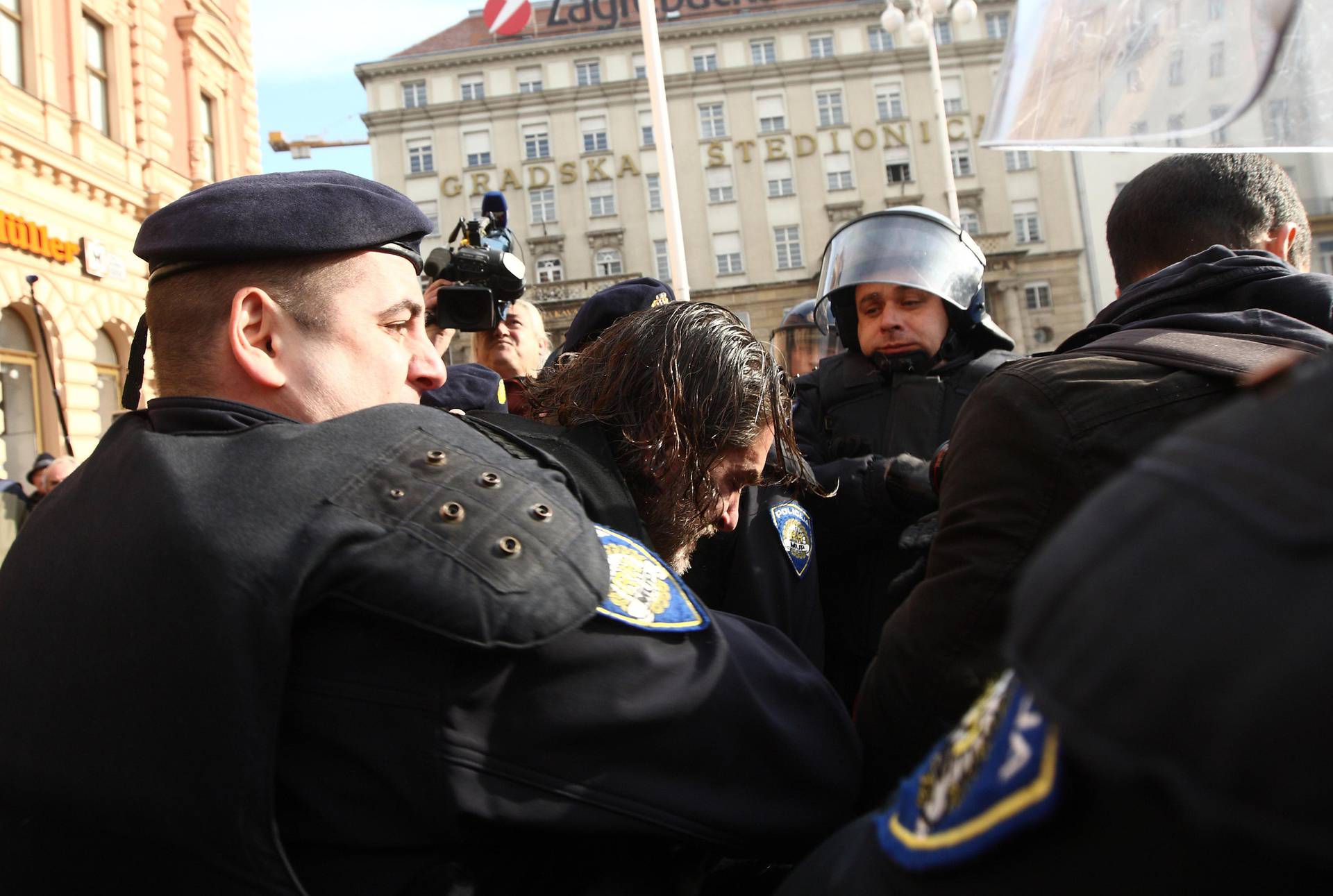 Zagreb: Na prosvjedu protiv EU policija grubo privela nekolicinu prosvjednika