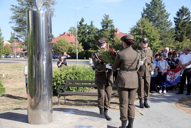 Vukovar: Polaganje vijenaca na spomen obilježju nestalim osobama u Domovinskom ratu