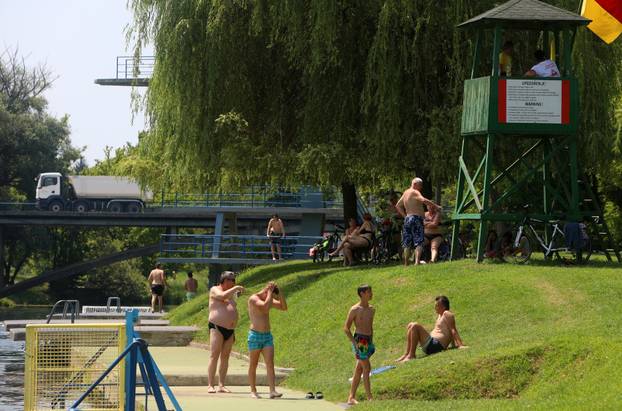 Karlovac: Spas od vrućina mnogi su potražili u rijeci Korani