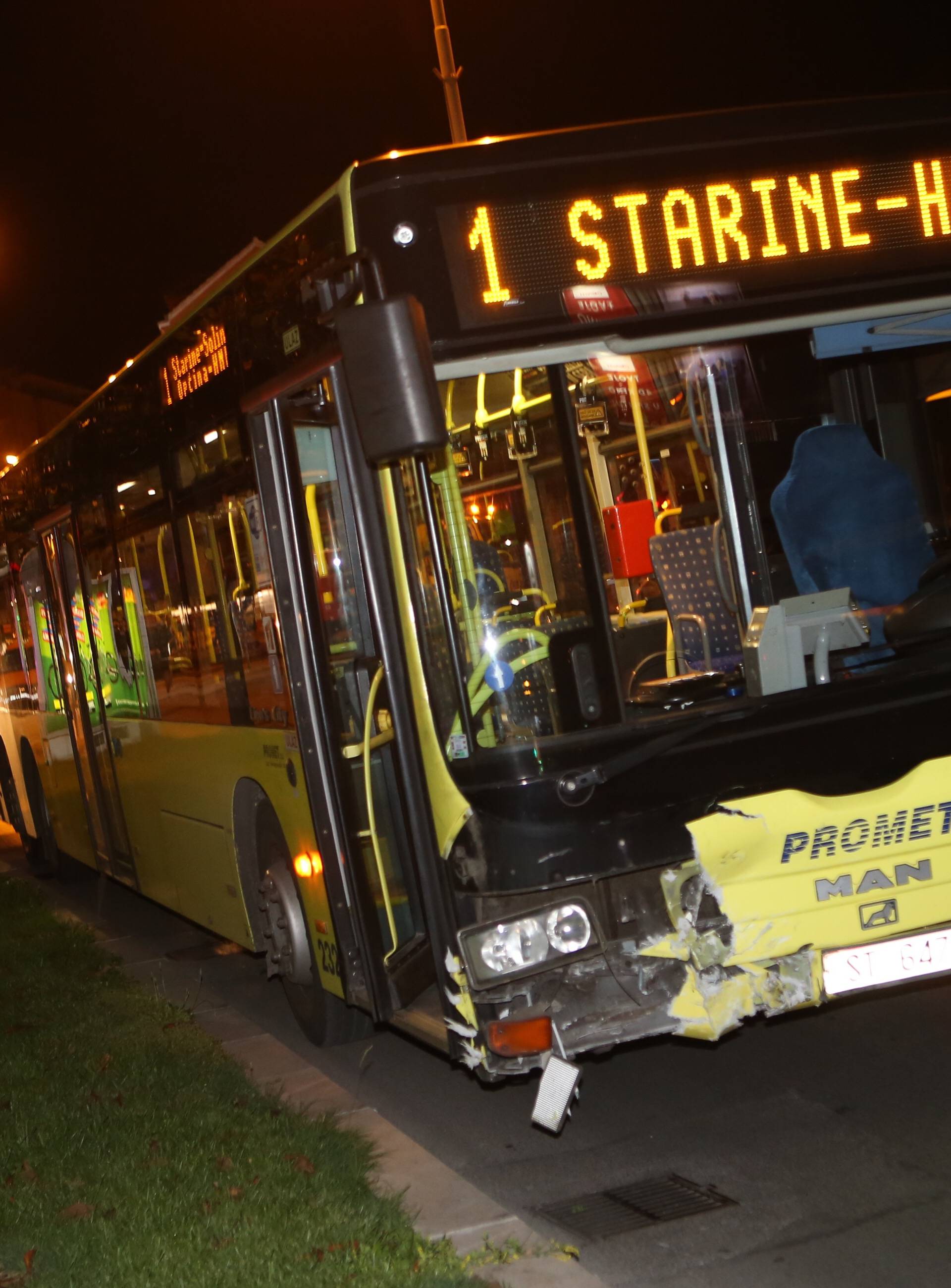 Sudarili se bus i auto: Očevid je u tijeku, putnica je ozlijeđena?