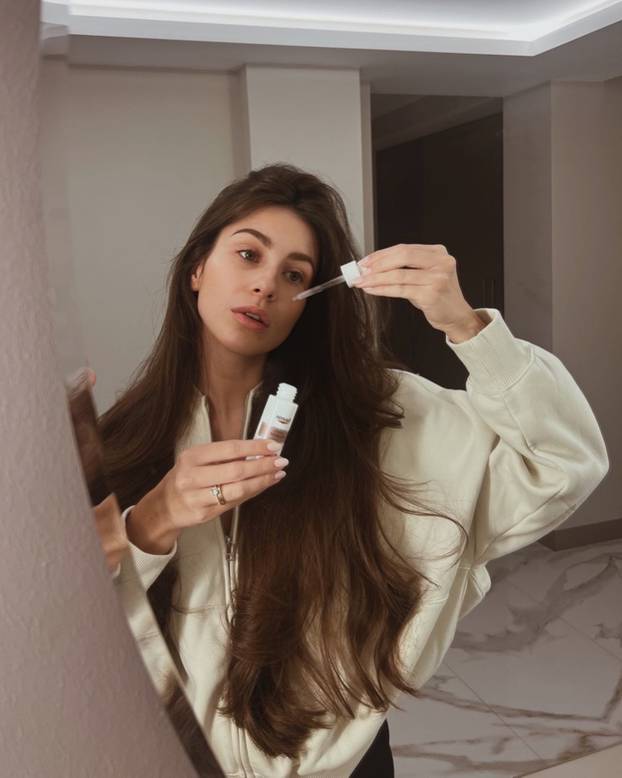 FOTO Bivša klizačica osvojila je Livakovića. Skrivala je trbuh na utakmici, sad su dobili prinovu