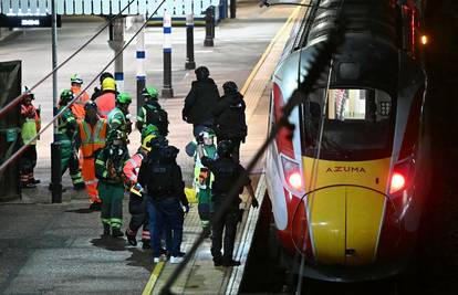 Napad u Engleskoj, ljudi su izbodeni u vlaku, devetero ih se bori za život: 'Strašna tragedija'