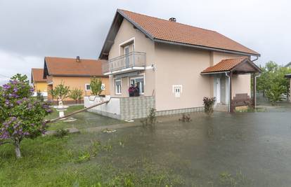 Situacija u Gračacu se smiruje: Voda se povlači, evakuirani stanovnici vraćaju se domovima