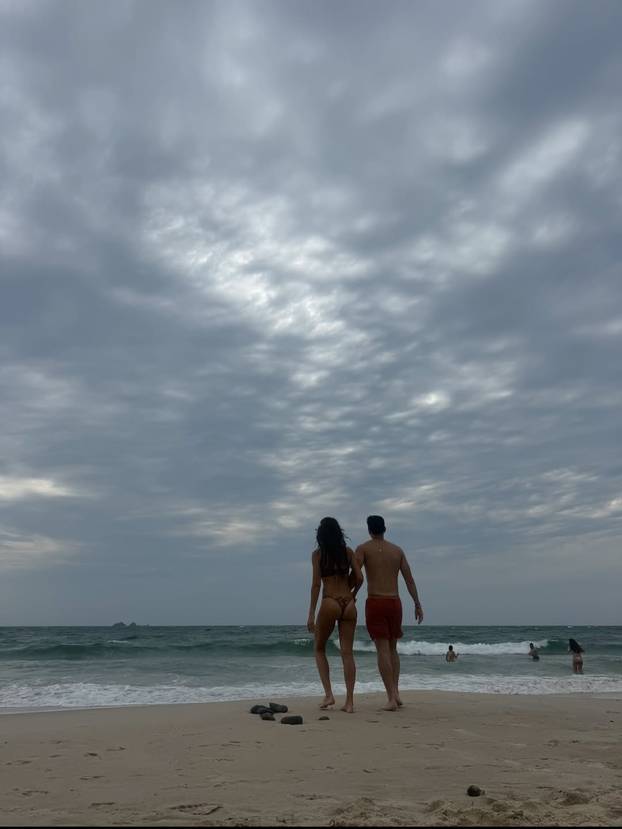 FOTO Ona ima 44 godine? Nema šanse! Jessica Alba pozirala je u tangicama s novim dečkom...