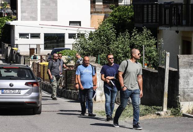 Zagreb: Policijski očevid još uvijek traje gdje su sinoć u ulici Črna voda ubijeni muškarac i žena