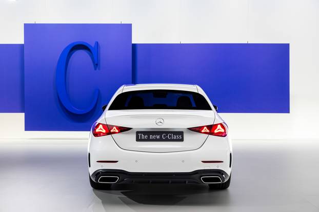 Vertraute Stärke auf einem neuen Niveau: Die neue Mercedes-Benz C Klasse bleibt sich treu – und wächst über sich hinausThe new Mercedes-Benz C-Class: Refined strength. Trusted continuity.