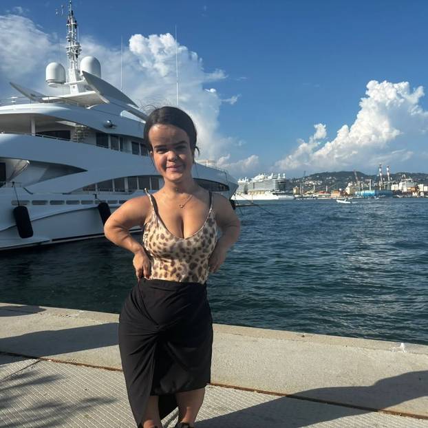 FOTO Visoka sam 112 cm i model sam! Ljudi govore nepristojne komentare kad vide mog dečka