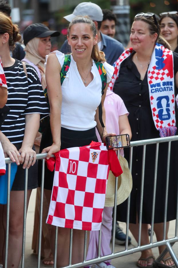 SP 2026 Toronto: Hrvatska reprezentacija stigla u Toronto gdje su ih ispred hotela Omni King Edward dočekali navijači