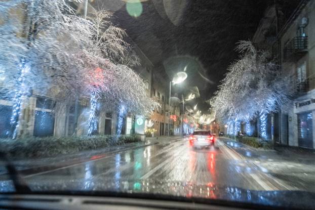 U Kninu je počela padati ledena kiša