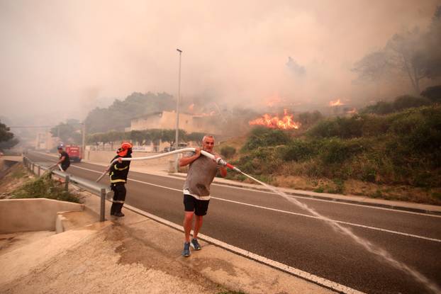 Buknuo veliki požar u Pisku, vatra došla do kuća