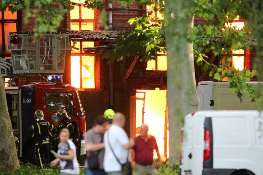 Požar u 'Staroj Zagrepčanki': Nad gradom se nadvio crni dim