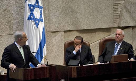 Berlusconiju ispričali priču o majci, a on se rasplakao