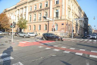 FOTO Kaos u centru Zagreba: Tri auta se sudarila na raskrižju