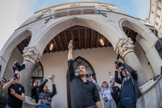 Split: Građani se okupili u spomen na Halida Bešlića na gradskoj Pjaci