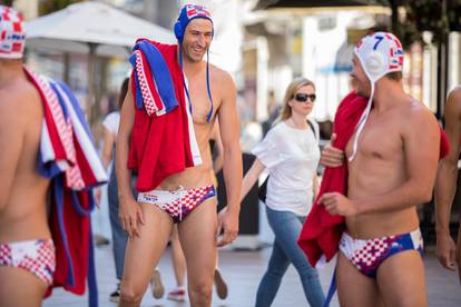 Vaterpolski reprezentativci u kupaćim gaćicama prošetali centrom grada