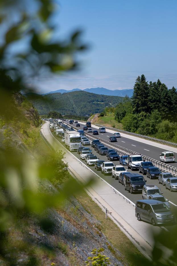 Otočac: Kolona prije tunela Plasina u smjeru Dubrovnika