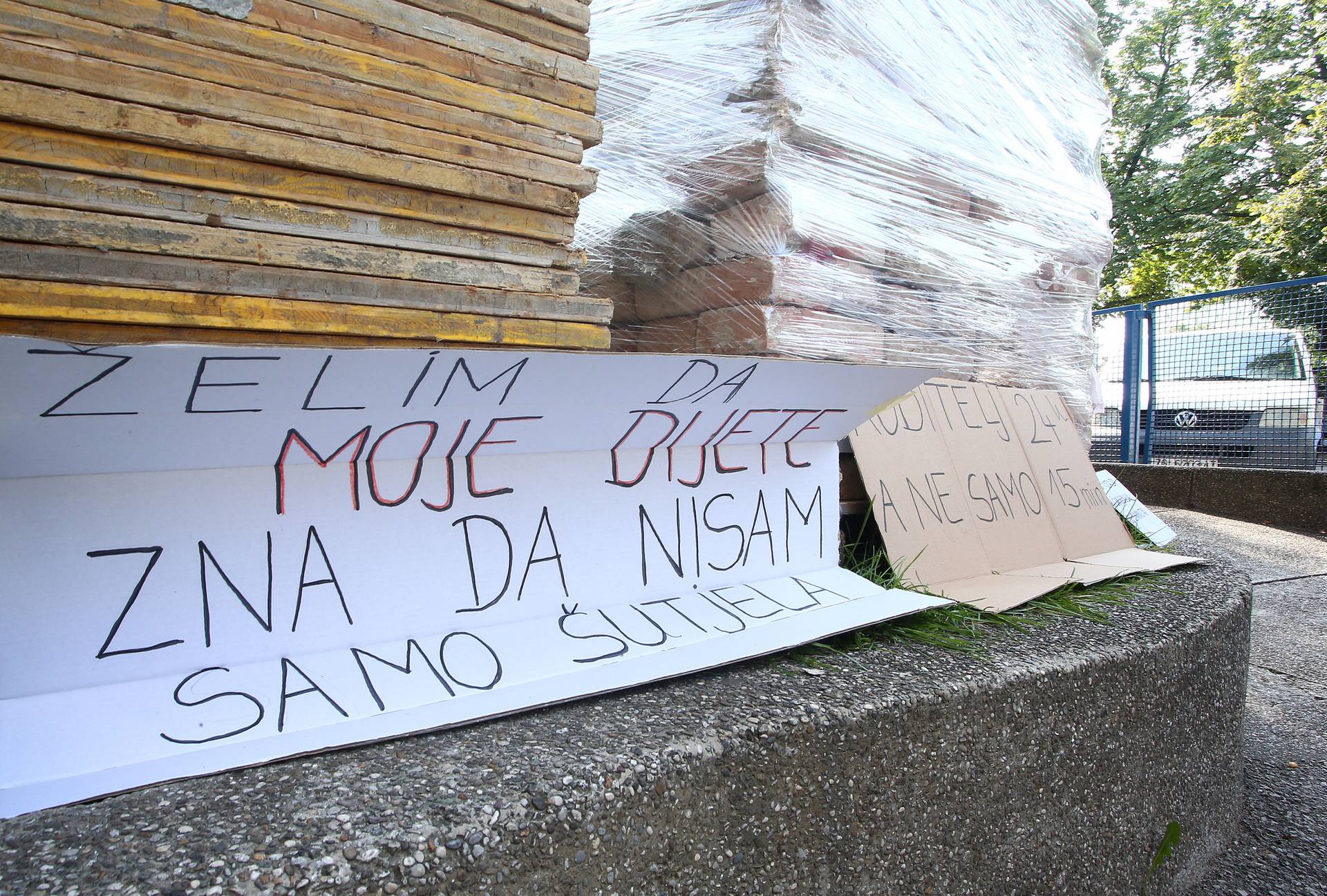 Zagreb: Roberto Mateš treći dan prosvjeduje ispred bolnice u Klaićevoj ulici