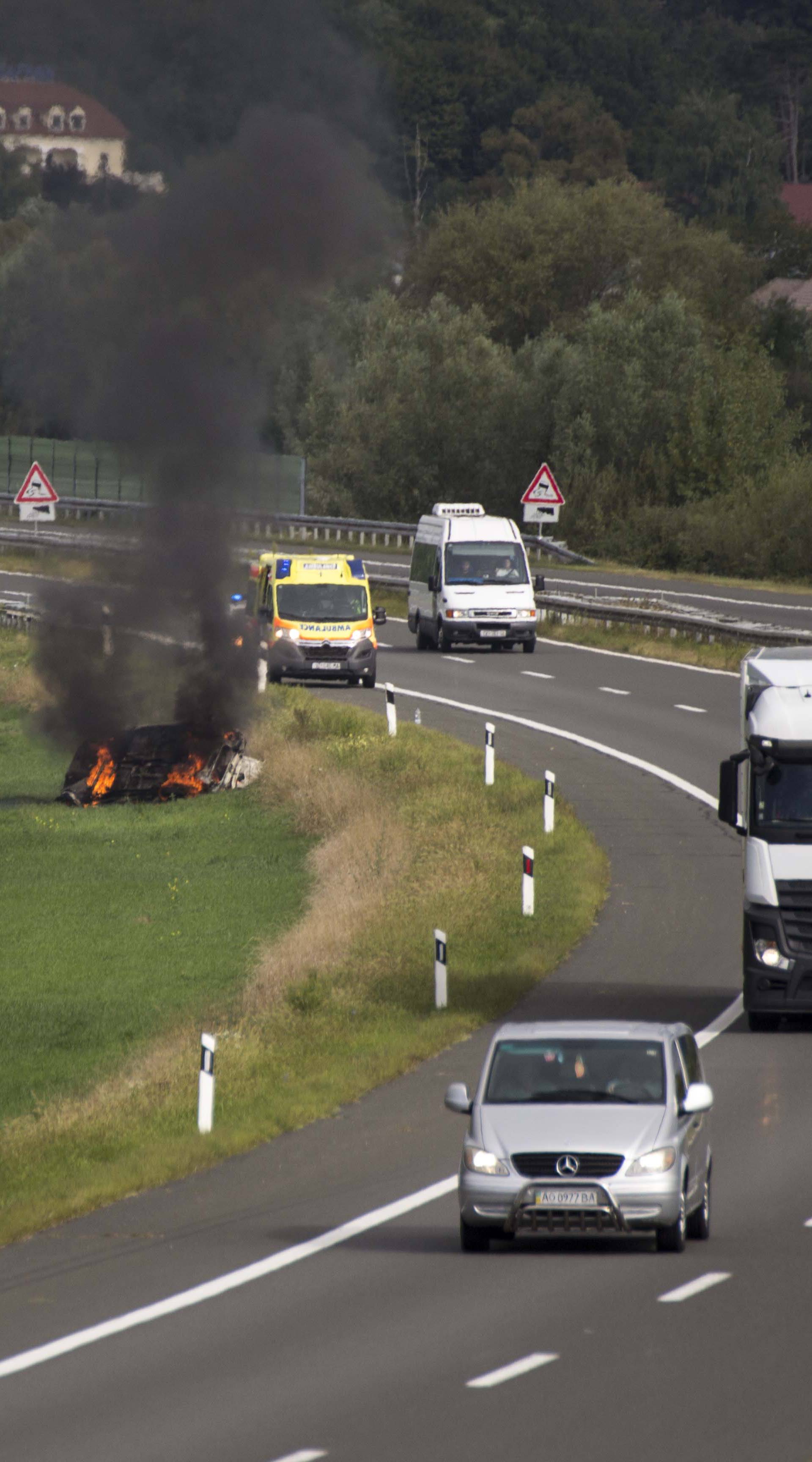 Auto je izletio s autoceste A4 pa se zapalio: Dvoje ozlijeđenih