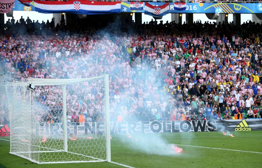 Saint-Etienne: Hrvatski "navija?i" na teren bacili baklje pa se me?usobno potukli