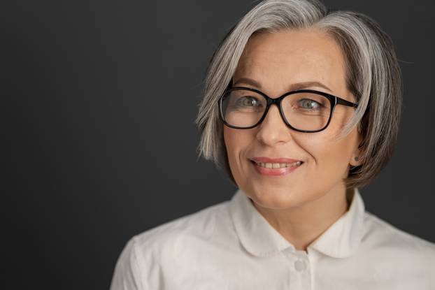 FOTO Kratka ili duga kosa? Ovo su top frizure za žene u 50-ima