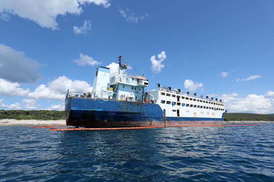 Godinu dana nasukan u Istri: 'Počinje nam turistička sezona, a taj brod još nisu oteglili...'