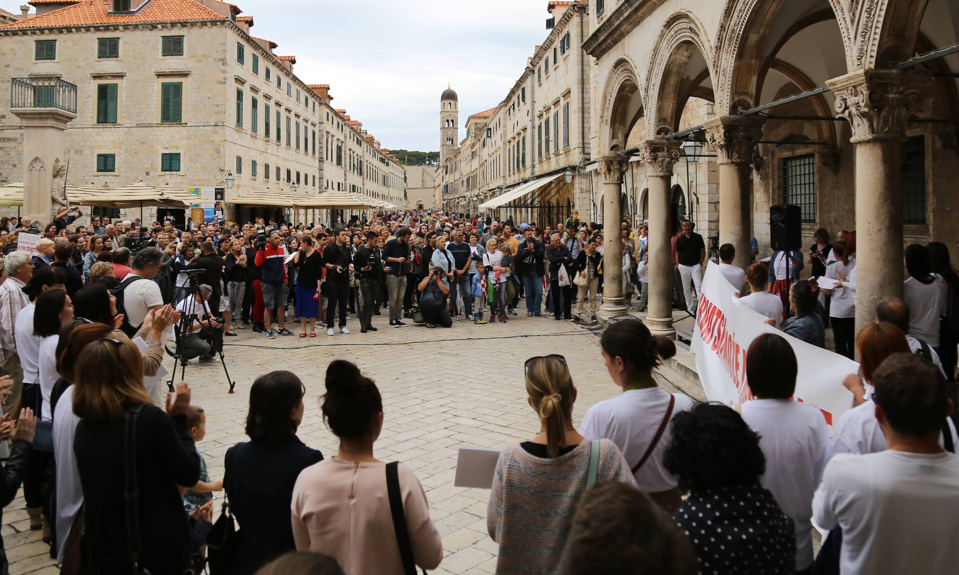 Na današnji 2016. održani veliki prosvjedi "Hrvatska može bolje" u znak potpore kurikularnoj reformi