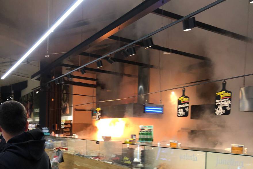 Požar u Konzumu u Radničkoj: 'Svi su panično trčali van. Osjeća se strašan smrad'