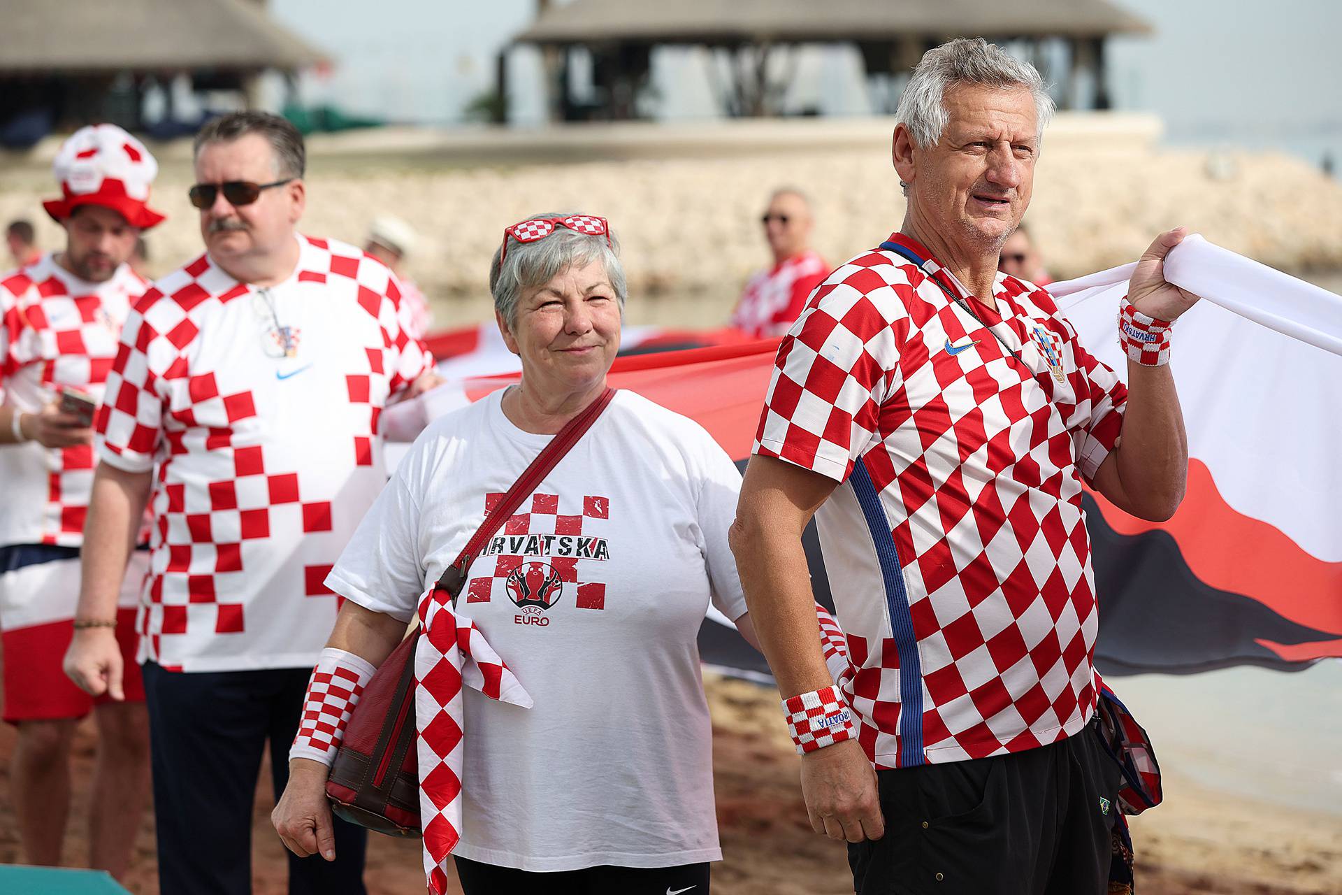 KATAR 2022: Hrvatski navijači razvili su zastavu dugačku 200 metara na plaži ispred hotela Hilton Doha 