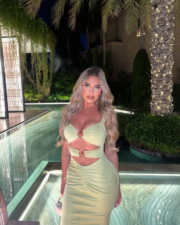 FOTO Bujne sestre influencerice: 'Operacije su nas uništile! Čak i guzu sam povećavala tri puta...'