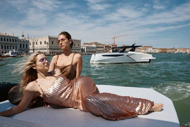 Prizori koji ostavljaju bez daha! Pogledajte modele u mokrim haljinama na jahtama u Veneciji