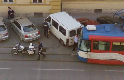 Nepropisno parkirao kombi i blokirao tramvajima put