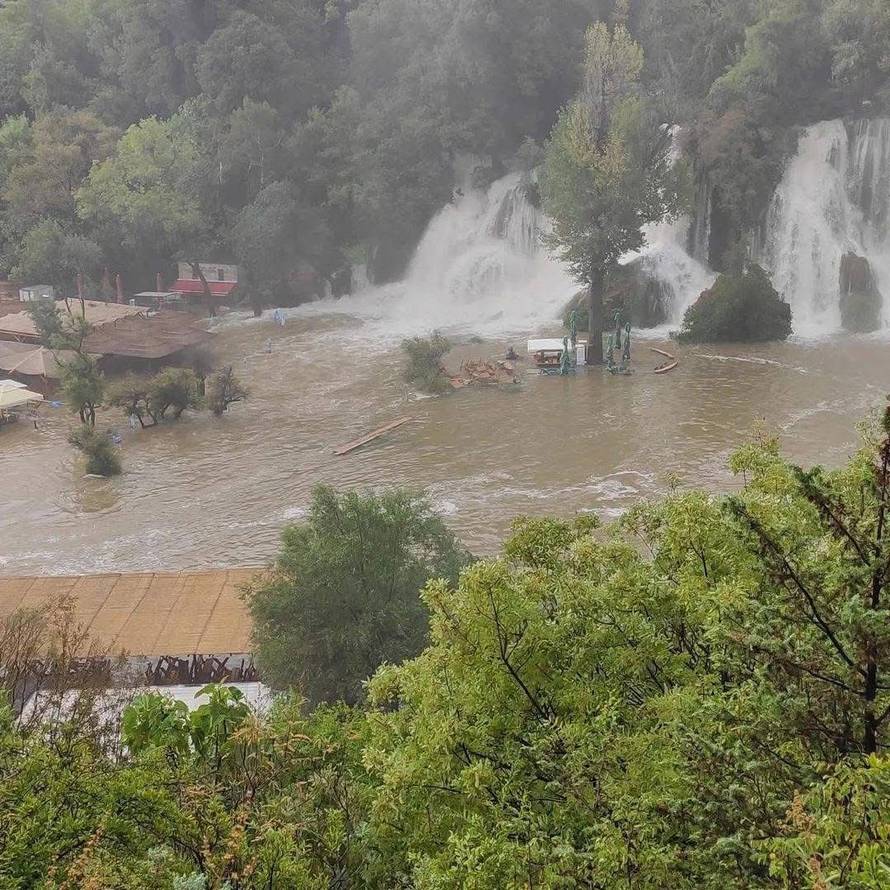FOTO Nevjerojatni prizori! Zbog nevremena Ljubuški pod vodom