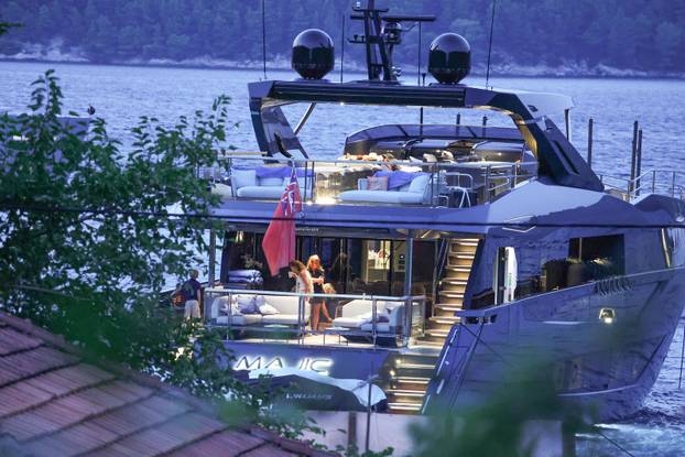 Bivša "Spajsica" Geri Halliwell sa suprugom Christianom i djecom uživa u ljetovanju na Jadranu