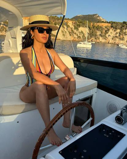 FOTO Salma Hayek slavi 58. rođendan: Fanove je počastila s 18 novih fotografija u bikiniju!