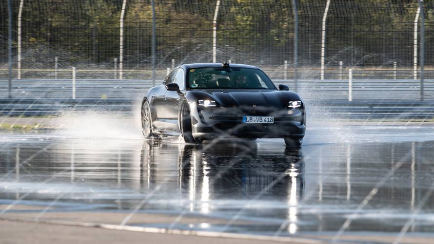 Porsche Taycan najdužim driftom srušio svjetski rekord