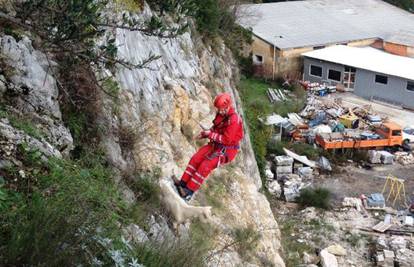 GSS-ovci u misiji: Spasili su kozu i jare s litice u Komolcu